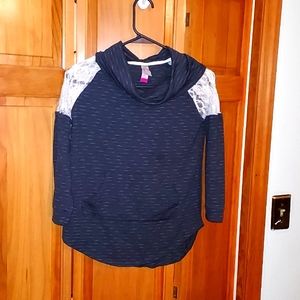 3/4 length lace shoulder shirt